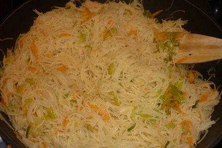 Фото к рецепту: Лапша с овощами (fried noodled)