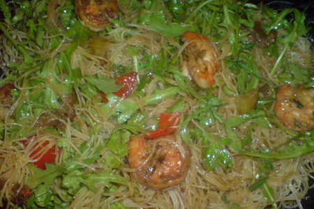 Салат из рисовой лапши,креветок и рукколы