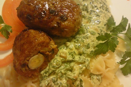 Зразы мясные с грибами (вариант) со сливочно-шпинатным соусом