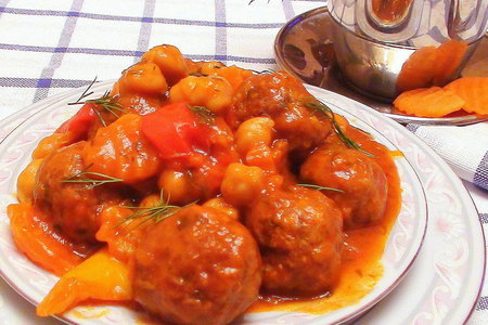 Фото к рецепту: Тефтели с нутом и овощами в томатном соке. плюс похвастушки :)