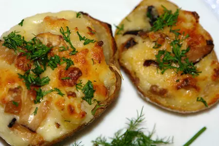 Картофельные лодочки с грибами и зеленью