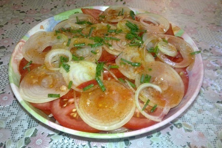 Салат из помидоров с чесноком