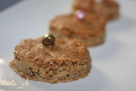 Фото к рецепту: Печенье на «коричневом» масле с орешками и ириской