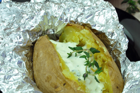 Печеный картофель с суфле из тимьяна (+бонусом салат из печени трески)
