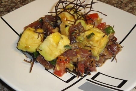 Фото к рецепту: Поке из тунца и авокадо