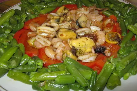 Коктейль из морепродуктов  с овощами=)