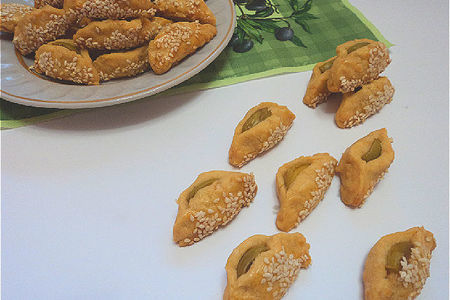 Печенье с оливками и кунжутом.