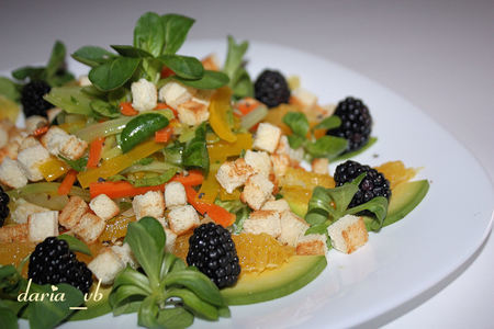 Фото к рецепту: Фруктово-овощной салат с нежным корном от «белой дачи»