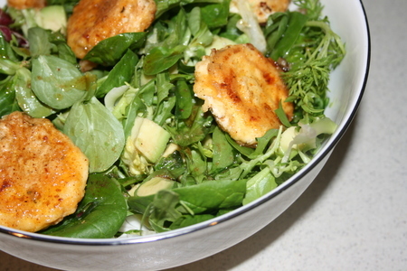Зеленый салат с авокадо и жареным сыром