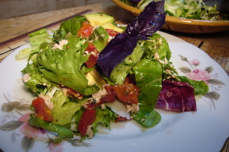Зелёный салат с авокадо, вялеными томатами и заправкой из козьего сыра.