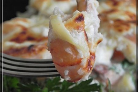 Фото к рецепту: Форель с креветками и козьим сыром
