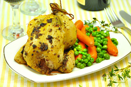 Фото к рецепту: Цыплята в ароматном масле и гарнир из зеленого горошка с морковью.