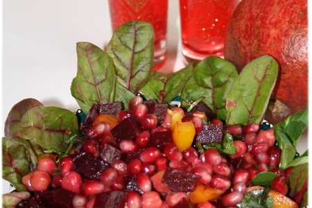 Фото к рецепту: Яркий весенний салат с нутом,свёклой и зёрнами граната