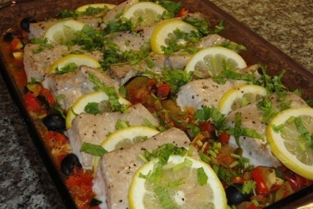 Фото к рецепту: Тунец запечённый с овощами