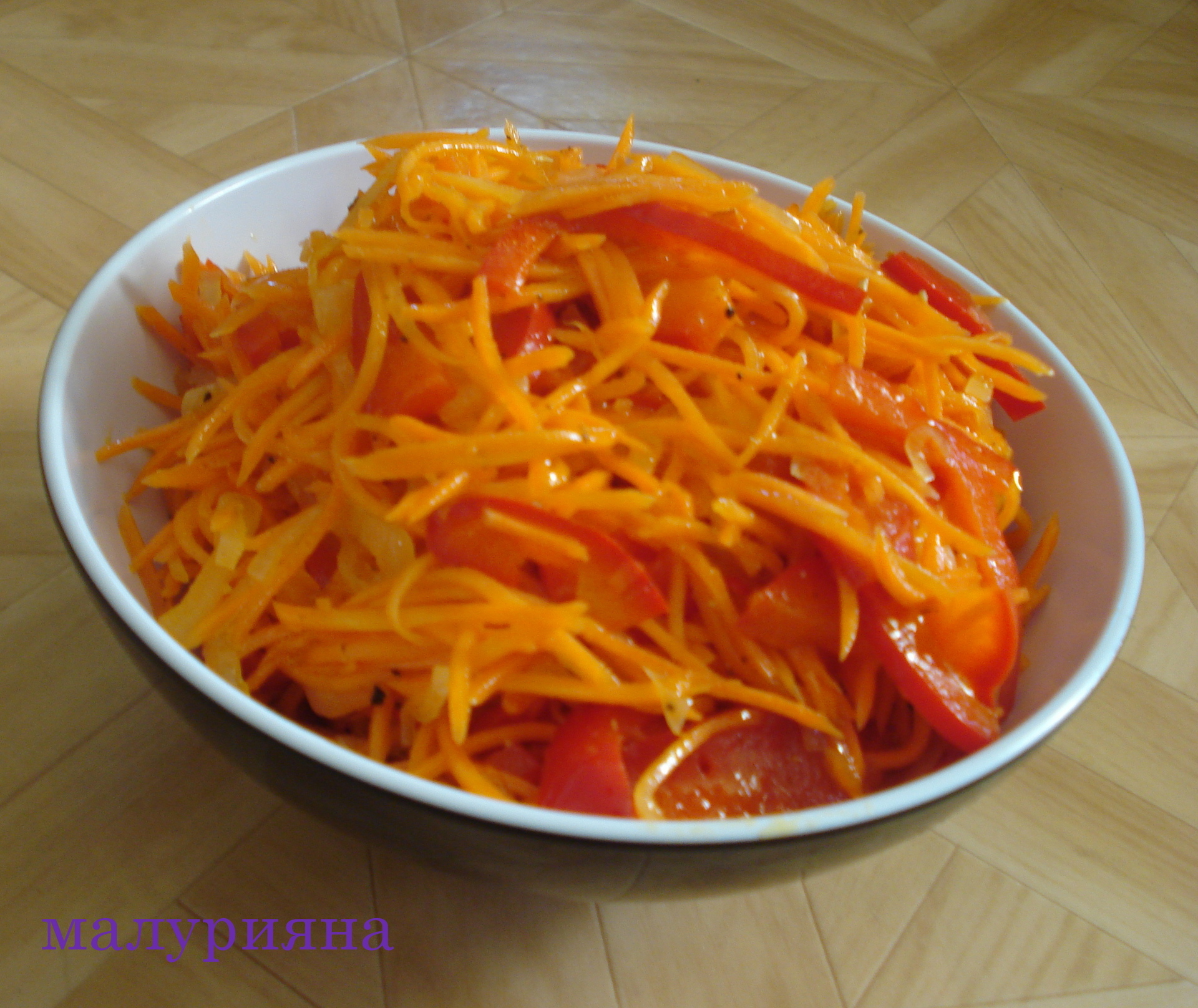 Салат морковь сладкий перец. Морковный салат. Рецепт сладкого морковного салата.