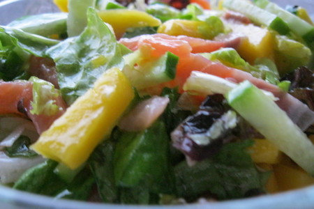 Фото к рецепту: Кисло-сладкий салат с семгой