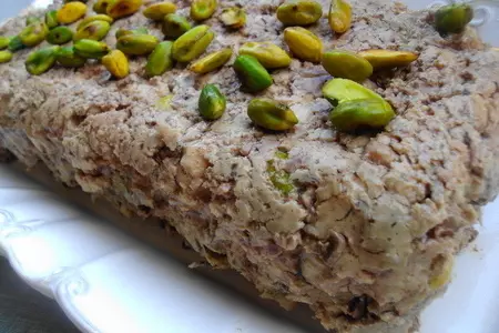 Террин из курицы и печени с фисташками