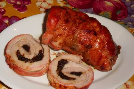 Свиной рулет с черносливом