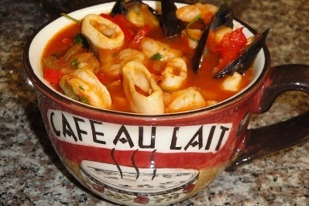 Фото к рецепту: Суп с устрицами с кальмаром с креветками и моллюсками