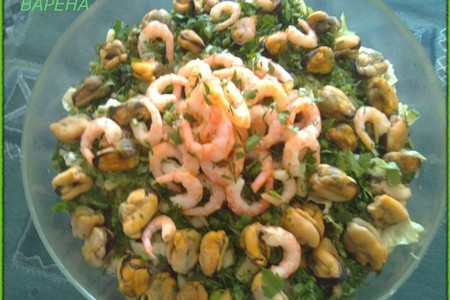 Фото к рецепту: Салат с креветками и мидиями