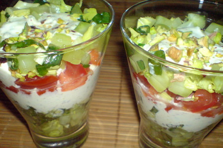 Фото к рецепту: Томатное тирамису  или салат из помидоров,огурца  и фисташкового песто
