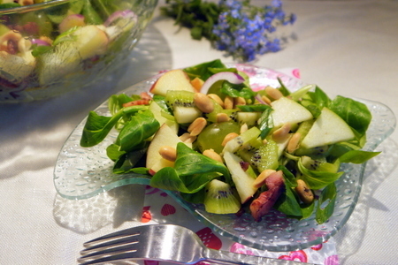 Пикантный салат „искуситель“  с яблоком, киви и виноградом