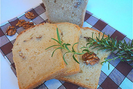 Фото к рецепту: Хлеб ореховый на лимонно-розмариновых дрожжах.