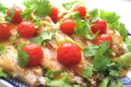 Фото к рецепту: Креветочная рыба (конгрио), печеная в кисло-сладкой подливке