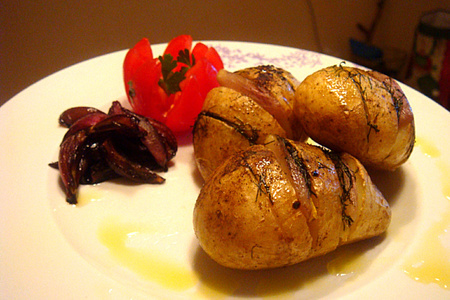Картошка-гармошка с маринованным луком