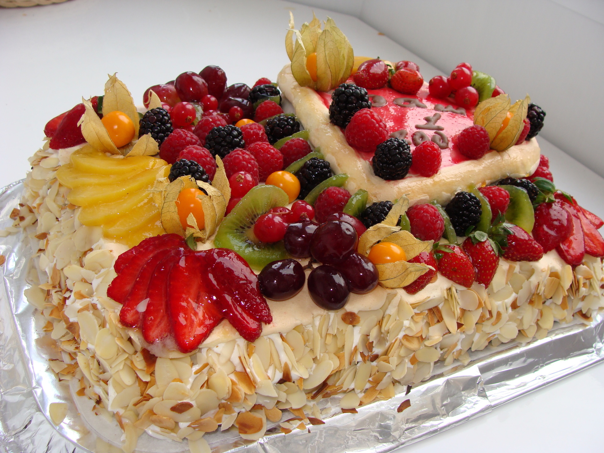Вкусный домашний торт рецепт на день рождения. Фруктовый торт. Красивые торты. Украшение торта фруктами. Красивые фруктовые торты.