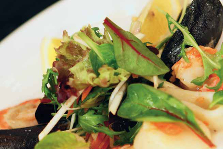 Теплый салат из морепродуктов