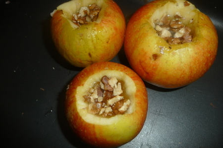Печеные яблоки с ,медом и орехами