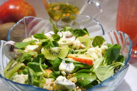 Зеленый корн-салат с шампиньонами и сыром с голубой плесенью