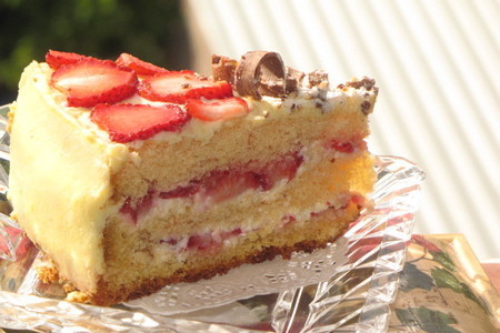 Фото к рецепту: Высокий пышный бисквит из киселя и клубничный торт