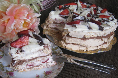 Торт "ореховое безе с шоколадом и клубникой" (nut meringue with chocolate and strawberries).