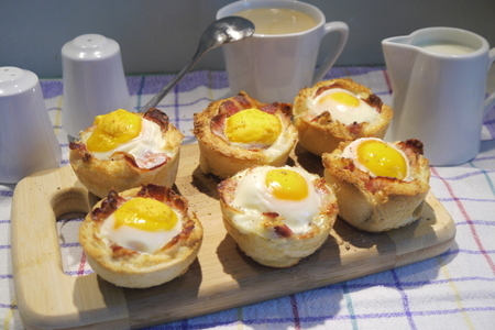 Фото к рецепту: Тостовые маффины с яичницей (завтрак в американском стиле)