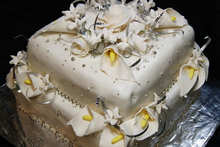 Торт с белыми цветами (двухярусный)