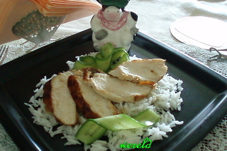 Фото к рецепту: Курица кетчап с огурцами ратьяр и рисом