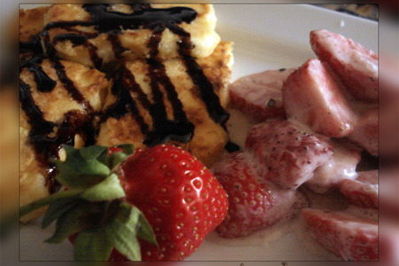 Фото к рецепту: Завтрак для взрослых с клубникой, ликёром, перцем, сливками и "земляничные поляны"