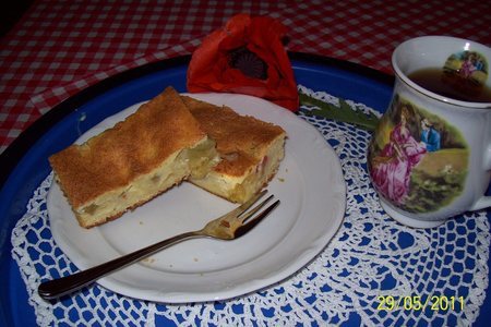 Фото к рецепту: Пирог с ревенем под сметанным покрывалом.