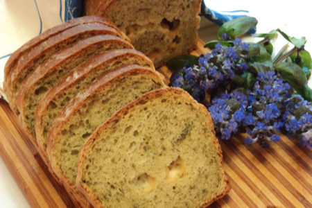 Фото к рецепту: Хлеб со шпинатом и брынзой.