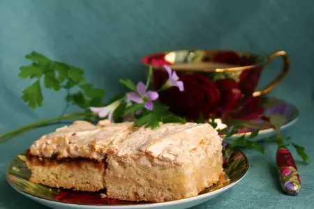 Пирожное творожно-песочное с безе и двумя начинками