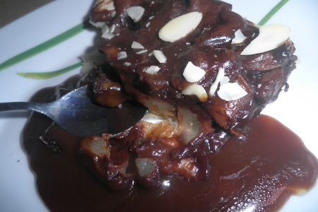 Шоколадный торт с грушами в вине и карамельным бальзамическим соусом