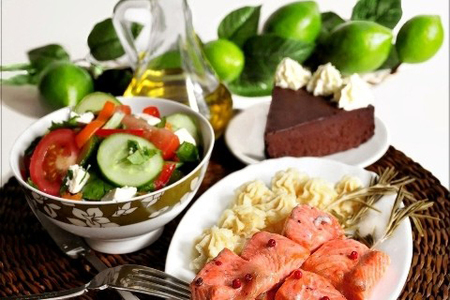 Розмариновые шашлычки из форели с картофельно-сельдереевым пюре и овощным салатом + десерт"трюфель".