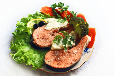 Фото к рецепту: Лосось под сливочным соусом с овощами