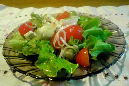 Зеленый салат с помидорами и сыром  дор блю