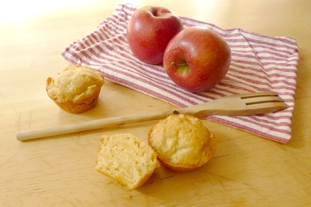 Фото к рецепту: Яблочные маффины с изюмом