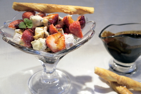 Фото к рецепту: Гурмэ-салат из клубники и сыра с голубой плесенью с бальзамик-карамелью