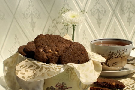 Сахарное печенье с шоколадно-ореховой пастой и белым шоколадом