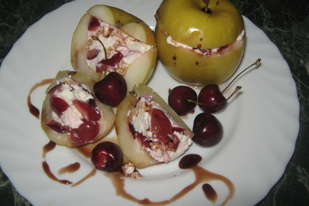 Фото к рецепту: Яблоки с творогом и с ягодами